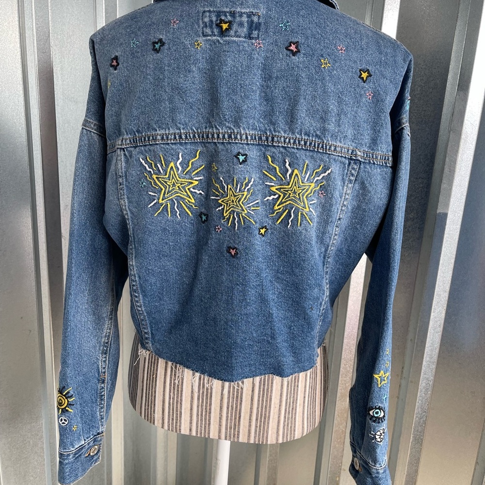 FOREVER 21 PLUS PREMIUM JEAN JACKET EMBROIDERED STARS RAW HEM XS